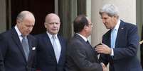 O secretário de Estado americano, John Kerry (dir.), fala com o presidente francês François Hollande e com os chanceleres Hague (segundo à esquerda) e Fabius (esq.)  Foto: AP