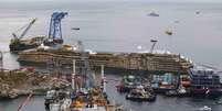 17 de setembro - O Costa Concordia foi endireitado nesta terça-feira após operações que levaram cerca de 19 horas   Foto: Reuters