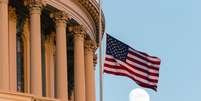 Bandeira americana a meio mastro no Capitólio, em Washington DC: luto de quatro dias nos EUA  Foto: AP