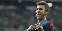 <p>Atacante Mandzukic fez um dos gols da boa vit&oacute;ria do Bayern na estreia</p>  Foto: AP