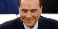 Primeiro-ministro italiano sorri antes de votar em Milão, Itália, em Fevereiro. Berlusconi prometeu nesta quarta-feira permanecer ativo na vida política italiana, mesmo se for expulso do Parlamento. 24/02/2013  Foto: Stefano Rellandini / Reuters
