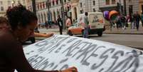 Manifestantes fazem faixa para protesto nesta quinta-feira, na regi&atilde;o central de S&atilde;o Paulo  Foto: Vagner Magalh&atilde;es / Terra