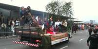 <p>Desfile farroupilha nesta sexta-feira teve churrasco em cima de caminhão na capital gaúcha</p>  Foto: Daniel Favero / Terra