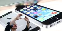 <p>CEO da Apple, Tim Cook estaria negociando com operadoras o aumento no preço do smartphone que será lançado neste ano</p>  Foto: Getty Images 