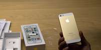 <p>Novo iPhone 5S da Apple ganhou três novas cores, entre elas o dourado</p>  Foto: AP