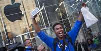 Americano Brian Ceballo esperou duas semanas na fila e foi o primeiro a sair da loja da Apple na 5ª Avenida, em Nova York, como o novo iPhone 5S  Foto: Reuters