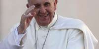 Papa Francisco acena para fiéis no Vaticano. 18/09/2013  Foto: Stefano Rellandini / Reuters