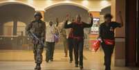 Reféns deixam shopping center após fim do ataque dos terroristas na capital do Quênia  Foto: AP