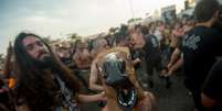 P&uacute;blico se aventura em roda de bate-cabe&ccedil;a durante show do Desctruction e Krisiun, neste domingo (22) no Rock in Rio  Foto: Mauro Pimentel / Terra