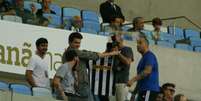 Cantor americano recebeu camisa do Botafogo em camarote  Foto: Julio Mello / AgNews