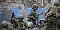 Soldados das Forças Armadas do Quênia chegam para reforçar segurança nas proximidades de shopping  Foto: AP