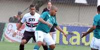 <p>Walter levou muito perigo ao gol do S&atilde;o Paulo e obrigou Rog&eacute;rio Ceni a fazer boas defesas</p>  Foto: Carlos Costa / Lancepress!