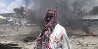 Homem ferido é fotografado após atentado terroristas reivindicado pela Al-Shabab em Mogadíscio, em 4 de outubro de 2011  Foto: AP