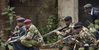 Policiais armados preparam operação do lado de for a do shopping Westgate, em Nairóbi  Foto: AP