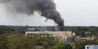 23 de setembro - Nuvem de fumaça negra sai do shopping Westgate após explosões e tiroteios serem ouvidos  Foto: AP