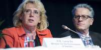 <p>Representantes do Painel Intergovernamental sobre Mudanças Climáticas, Lena Ek, ministra do Ambiente da Suécia, e Thomas Stocker, membro da ONU, participam de reunião em Estocolmo, capital da Suécia  </p>  Foto: Reuters