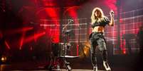 Reclamando do calor, mas com show maduro, Ellie Goulding agitou o iTunes Festival 2013, em Londres  Foto: iTunes Festival 2013 / Divulga&ccedil;&atilde;o