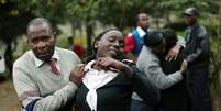 <p>Parentes de Johny Mutinda Musando, 48 anos, choram após identificar o corpo do familiar, morto em Nairóbi</p>  Foto: AP