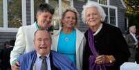 George H. W. Bush e sua esposa, Barbara Bush (dir.), posam ao lado do casal de amigas Helen Thorgalsen (centro) e Bonnie Clement, em Kennebunkport, Maine  Foto: AP