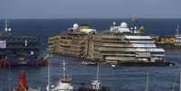 Navio de cruzeiro Costa Concordia que estava tombado é visto após ser reerguido, em frente ao porto de Giglio, na Itália. Mergulhadores aparentemente encontraram na quinta-feira os últimos dois corpos ainda desaparecidos desde o naufrágio do Costa Concordia, ocorrido em janeiro de 2012 nos arredores da ilha italiana de Giglio. 17/09/2013.  Foto: Tony Gentile / Reuters