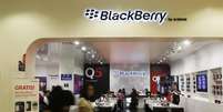 <p>Pessoas passam em frente a uma loja da BlackBerry em Jacarta, na Indonésia</p>  Foto: Beawiharta / Reuters