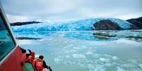 <p>Visitantes no catamarã que navega rumo à base do Glaciar Grey</p>  Foto: Editora Europa