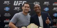 Anderson Silva e Chris Weidman evitaram provoca&ccedil;&otilde;es e trocaram elogios no Rio de Janeiro  Foto: Alexandre Loureiro/ Inovafoto/ UFC / Divulga&ccedil;&atilde;o