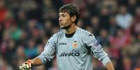 <p>Diego Alves defende o Valencia desde 2011</p>  Foto: AFP