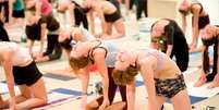 <p>A Hot Yoga une exerc&iacute;cios de for&ccedil;a, flexibilidade e desintoxica&ccedil;&atilde;o, devido &agrave;s altas temperaturas da sala</p>  Foto: Facebook / Reprodu&ccedil;&atilde;o