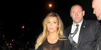 <p>Kim Kardashian escolheu um vestido preto com transparência para ir com o marido, o rapper Kanye West a um desfilhe da Semana de Moda de Paris, no domingo (29).</p>  Foto: The Grosby Group