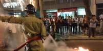 <p>Bombeiro apaga um dos vários focos de incêndio promovido pelos manifestantes ao longo da avenida Rio Branco</p>  Foto: André Naddeo / Terra