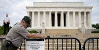 Policial ajusta placa que alerta sobre o fechamento do Lincoln Memorial, em Washington  Foto: AP