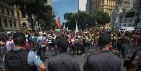 Professores da rede municipal do Rio de Janeiro decidiram manter a greve iniciada há 46 dias em assembleia na Cinelândia  Foto: Mauro Pimentel / Terra