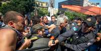 01 de outubro - Um grupo tentou impedir que o manifestante fosse detido pelos policiais, o que acabou provocando confusão  Foto: Mauro Pimentel / Terra