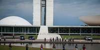 <p>Índios apontam flechas para seguranças do Congresso</p>  Foto: Luciano Freire / Futura Press