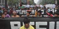 <p>Indígenas bloquearam avenida em ato contra a PEC 215</p>  Foto: J. Duran Machfee / Futura Press