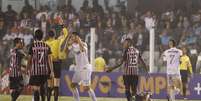 <p>Ao fundo, camisa 7 recebe o cartlão vermelho direto do árbitro; volante nterromperá a sequência como titular da equipe</p>  Foto: Leandro Martins / Futura Press