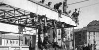 29 de abril de 1945: corpos de líderes fascistas foram expostos em posto de gasolina  Foto: Getty Images 