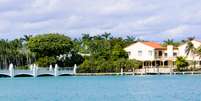 Muito mais do que uma ilha artificial repleta de mansões, Star Island já foi morada de famosos como Will Smith e Oprah Winfrey  Foto: Creative Commons