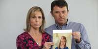 Os pais da menina, Kate e Gerry McCann, posam com a foto de Madeleine em 2 de maio de 2012  Foto: Reuters