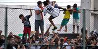 <p>P&uacute;blico precisou escalar alambrado para se proteger</p>  Foto: Frankie Marcone / Futura Press