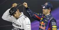 Vettel ajuda Hamilton a se livrar de microfone em entrevista  Foto: AP