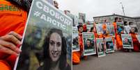 Ativistas do Greenpeace fazem protesto em Moscou neste sábado pedindo a libertação do grupo  Foto: AP