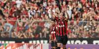 Paulo Baier marcou dois gols no 1° tempo e virou o jogo para o Atlético-PR  Foto: Giuliano Gomes / Gazeta Esportiva