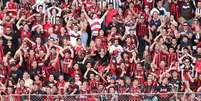 Torcedores do Atlético-PR comemoram gol subindo na grade, que acabou cedendo e retardou o início do segundo tempo  Foto: Atlético-PR / Divulgação