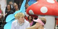 Miley Cyrus fez mais uma de suas pol&ecirc;micas apari&ccedil;&otilde;es nesta segunda-feira (7), no programa 'Today Show', da NBC. Depois de fazer uma ousada apresenta&ccedil;&atilde;o no VMA deste ano, a cantora fez uma performance na atra&ccedil;&atilde;o com um short branco bem cavado. O show ainda contou com dan&ccedil;arinos an&otilde;es, que embalaram a can&ccedil;&atilde;o ao lado da ex-Hannah Montana  Foto: Getty Images 