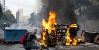 Manifestantes incendiaram até um carro durante o bloqueio no Morumbi  Foto: Bruno Santos / Terra