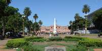 Pra&ccedil;a de Maio  A pra&ccedil;a mais antiga de Buenos Aires &eacute; tamb&eacute;m um dos locais mais famosos da capital portenha. Diversos edif&iacute;cios hist&oacute;ricos ficam no entorno da pra&ccedil;a, como o Cabildo, a Catedral da cidade, o Pal&aacute;cio do Governo municipal e a Casa Rosada, sede do governo argentino. A cerim&ocirc;nia de funda&ccedil;&atilde;o da cidade foi feita no local em 1580 e as resid&ecirc;ncias foram constru&iacute;das em volta dela  Foto: Shutterstock