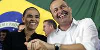 Ex-senadora Marina Silva comemora filiação ao PSB com o presidente do partido e governador de Pernambuco, Eduardo Campos, em Brasília 5/10/2014 REUTERS / Ueslei Marcelino.  Foto: Reuters