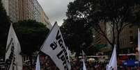 Manifestantes protestam contra violência da polícia durante ato de professores no Rio  Foto: André Naddeo / Terra